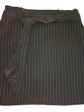 NWT Express Factory a black pinstripe mini skirt With Tie Belt Size 10